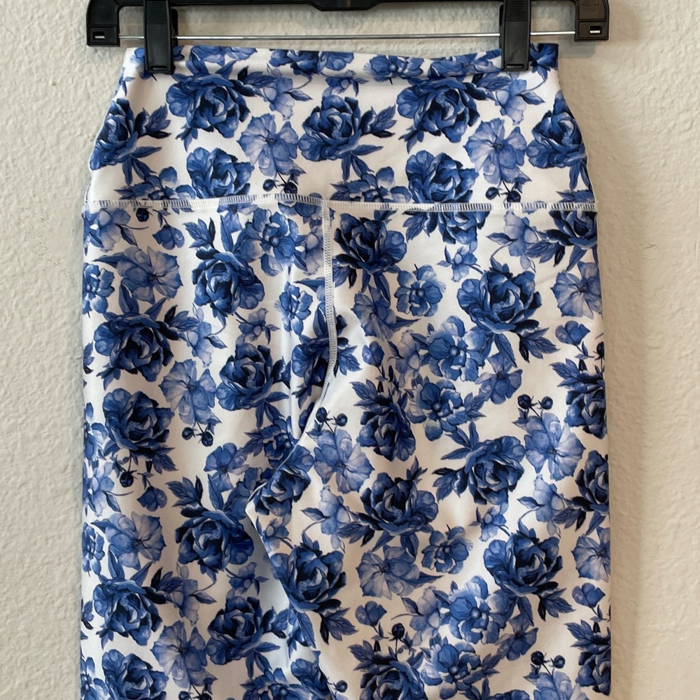 ALICE+OLIVIA Aaron High-Waist Leggings Blue Rose Cottage Floral Size Medium - Picture 6 of 8